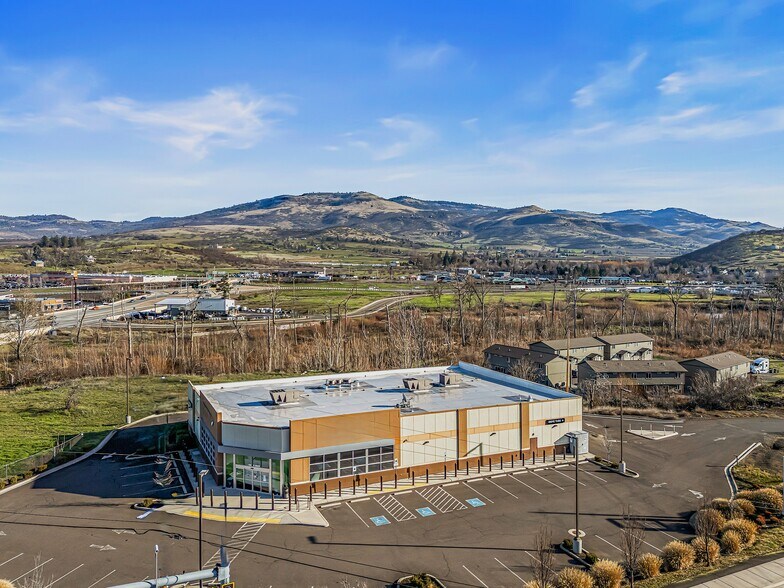 More Photos Of 636 N Main St, Phoenix General Retail For Lease