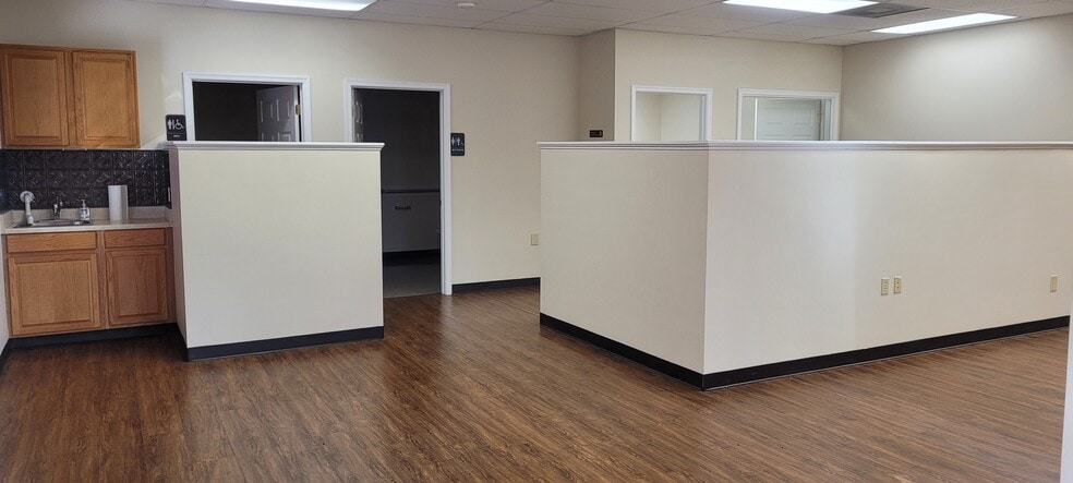 More Photos Of 161 Prosperity Dr, Winchester Showroom For Lease