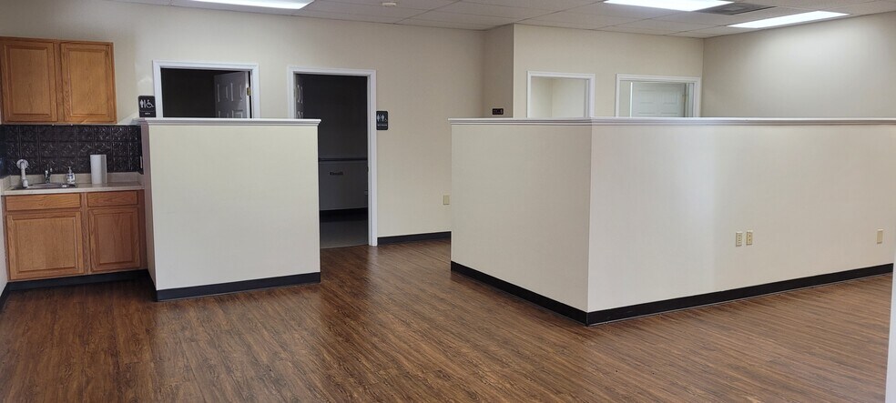 More Photos Of 161 Prosperity Dr, Winchester Showroom For Lease