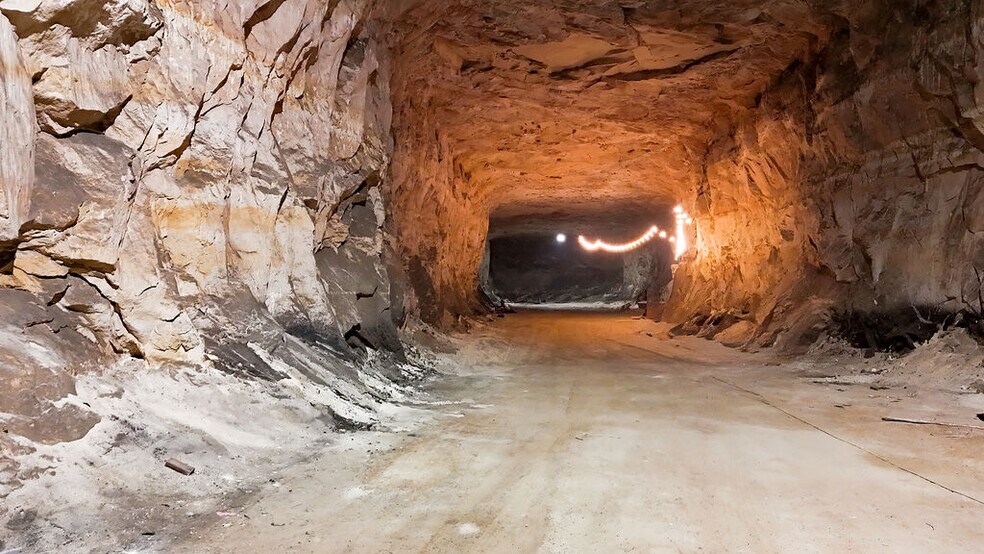 More Photos Of 20 Cave Industrial dr, Crystal City Industrial For Lease