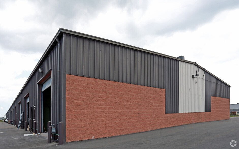 More Photos Of 35 Seapark Dr, St Catharines Showroom For Lease