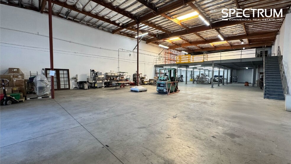 More Photos Of 15927-15929 Arminta St, Van Nuys Manufacturing For Lease