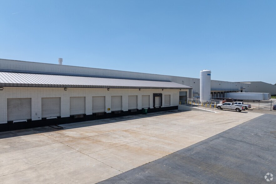 More Photos Of 1001 Cherry Dr, Braselton Warehouse For Lease