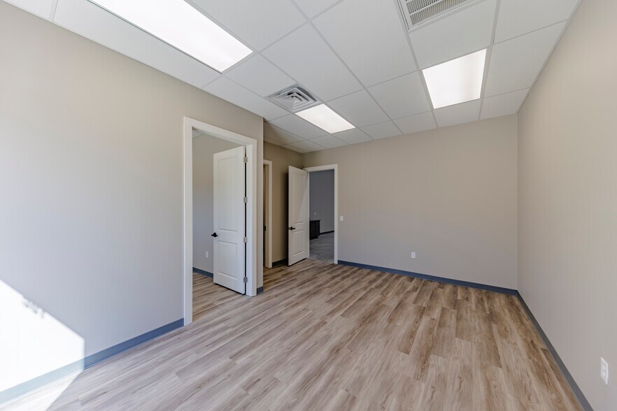 More Photos Of 6451 Silver Saddle Rd, Fort Worth Warehouse For Lease