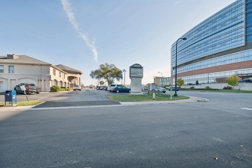 More Photos Of 1600 W Dempster St, Park Ridge Medical For Lease