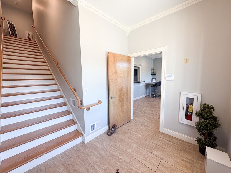 More Photos Of 200 Mountain Rd, Suffield Office For Lease