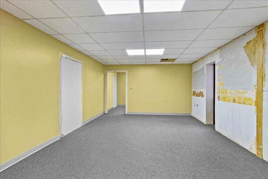 More Photos Of 6886 Wishart St, Huntsville Light Distribution For Lease