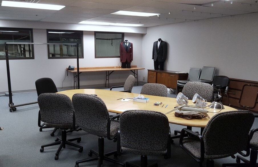 More Photos Of 8447-8475 Murphy Dr, Middleton Light Distribution For Lease