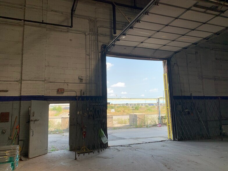 More Photos Of 2956 W 38th St, Chicago Manufacturing For Lease