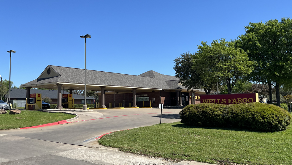 Primary Photo Of 1889 Brown Blvd, Arlington Bank For Sale