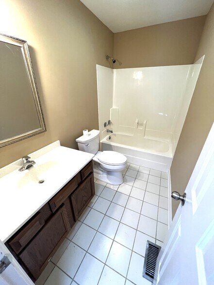 More Photos Of 1226 Lakeview Dr, Franklin Loft Creative Space For Sale