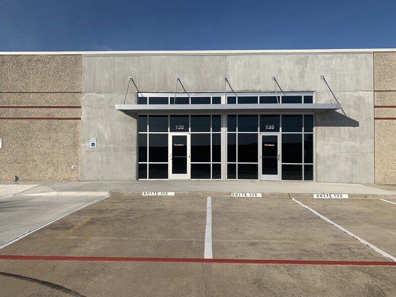 More Photos Of 5001 North Fwy, Fort Worth Light Distribution For Lease