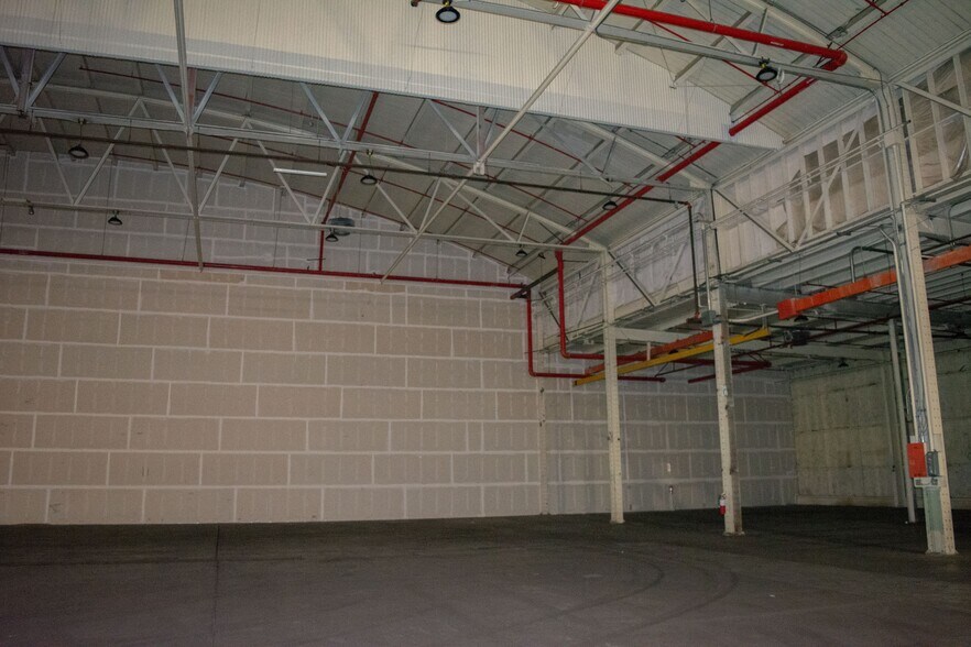 More Photos Of 4917 Bailey Loop, Mcclellan Airplane Hangar For Lease