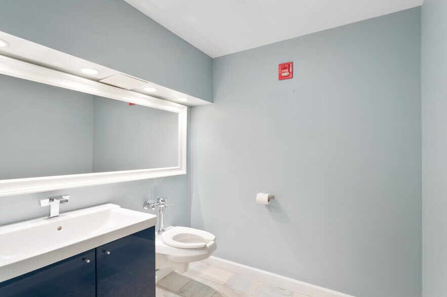 More Photos Of 824 W Superior St, Chicago Office Residential For Sale