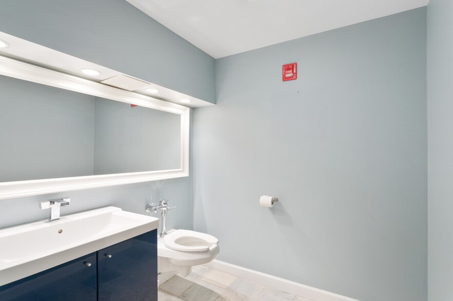 More Photos Of 824 W Superior St, Chicago Office Residential For Sale
