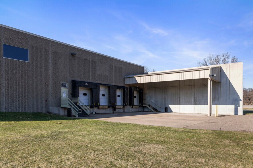 More Photos Of 610 Whitetail Blvd, River Falls Warehouse For Lease