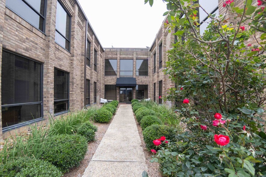 More Photos Of 2929 Mossrock Dr, San Antonio Office For Lease