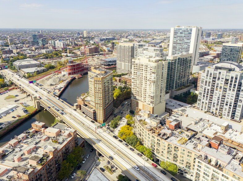 More Photos Of 430 W Ohio St, Chicago Showroom For Sale