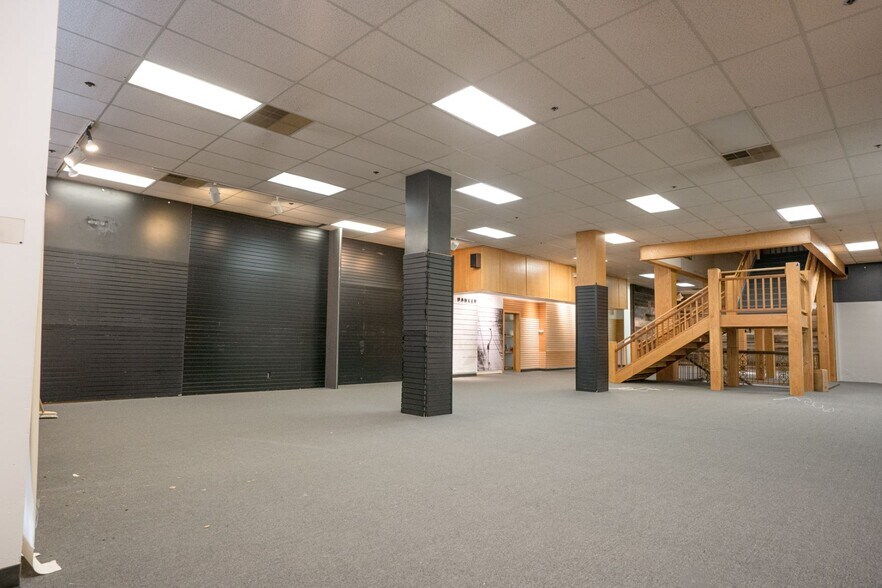 More Photos Of 219 SW Broadway, Portland Storefront For Lease