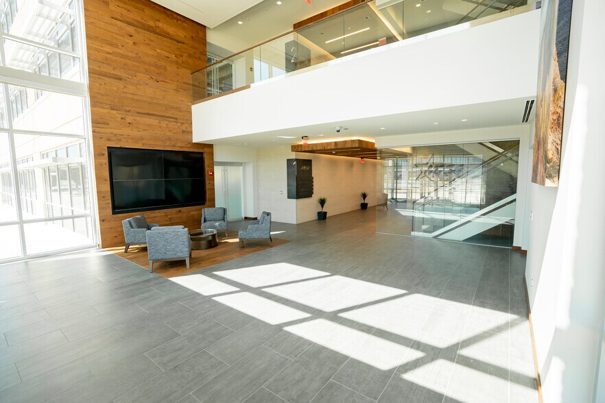 More Photos Of 404 Veterans Airpark Ln, Midland Office For Sale