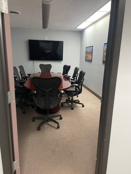 More Photos Of 315 19th St SE, Calgary Service For Lease