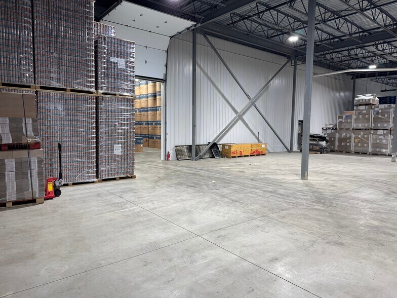 More Photos Of 171 Av Dalcourt, Louiseville Warehouse For Lease