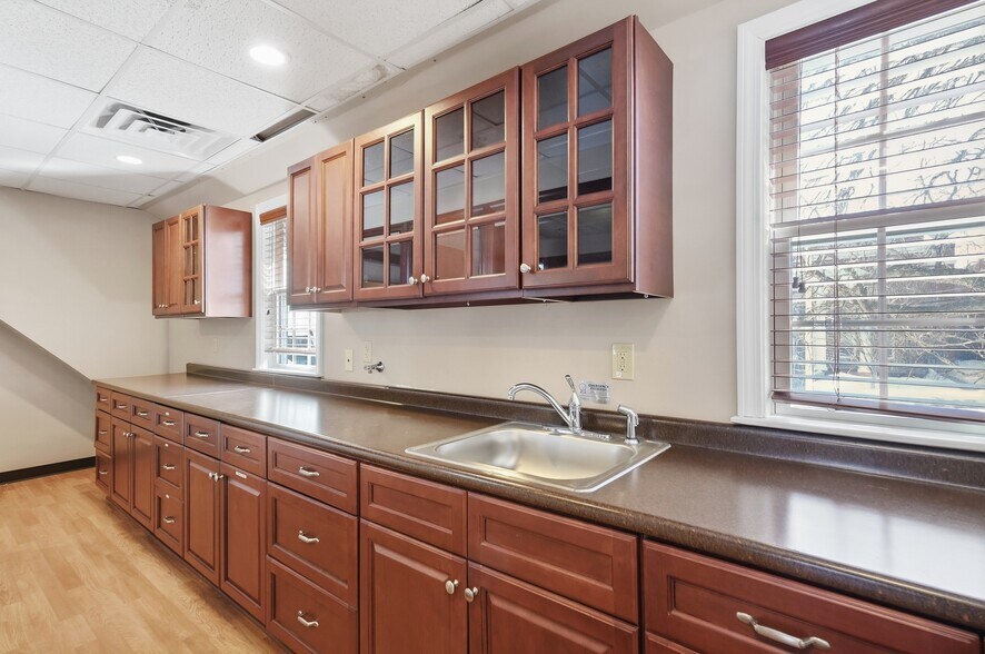 More Photos Of 28 Green St, Newburyport Loft Creative Space For Lease