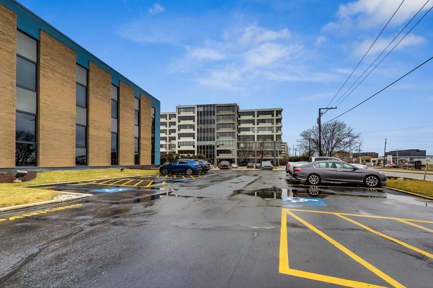 More Photos Of 10700 W Higgins Rd, Rosemont Office For Sale