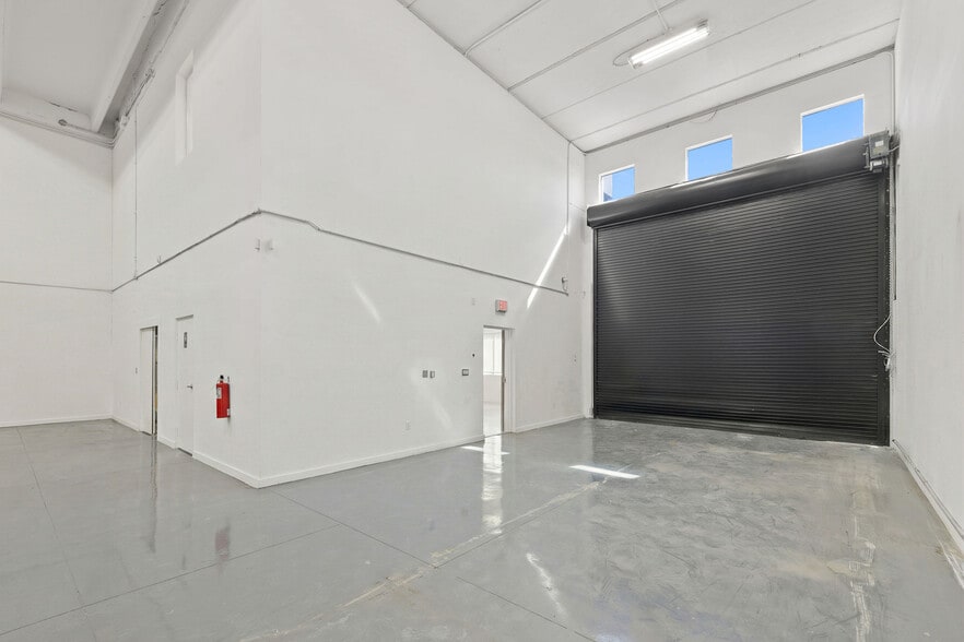 More Photos Of 335 Ne 61st St, Miami Flex For Lease