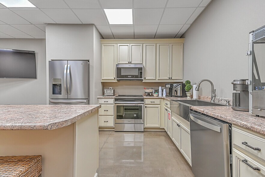 More Photos Of 317 Bluff City Hwy, Bristol Flex For Sale