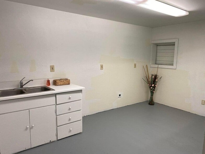 More Photos Of 327 S Fir St, Medford Warehouse For Sale