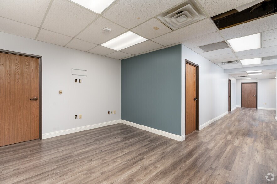 More Photos Of 18425 Burbank Blvd, Tarzana Office For Lease