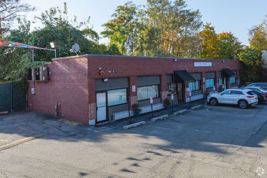 More Photos Of 2071 Clove Rd, Staten Island General Retail For Lease