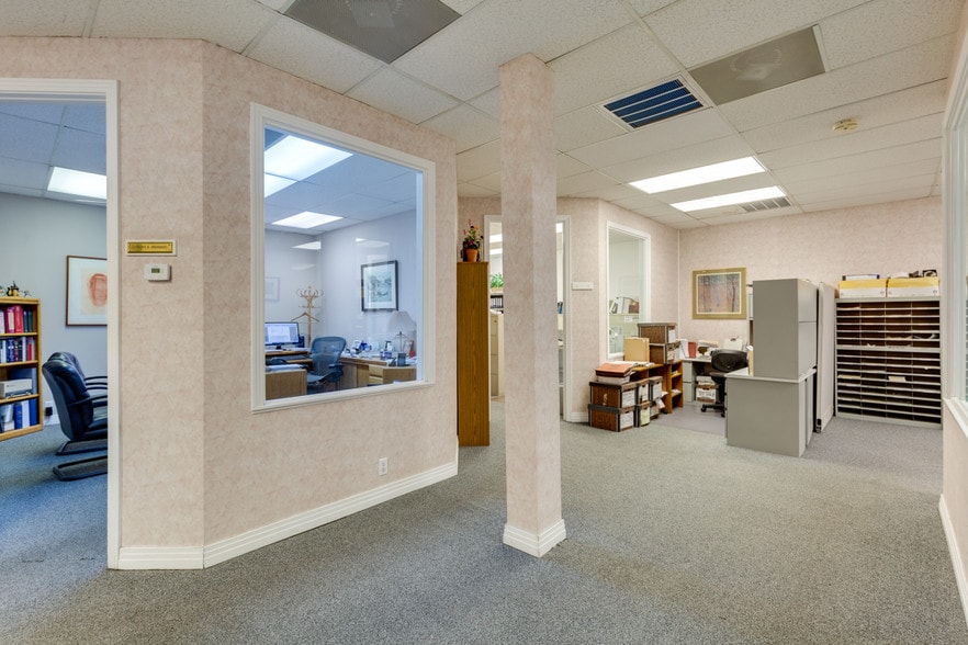 More Photos Of 844 E Sahara Ave, Las Vegas Loft Creative Space For Lease