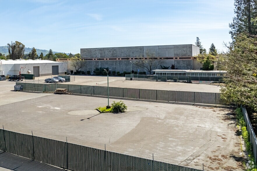 More Photos Of 210 Classic Ct, Rohnert Park Warehouse For Lease