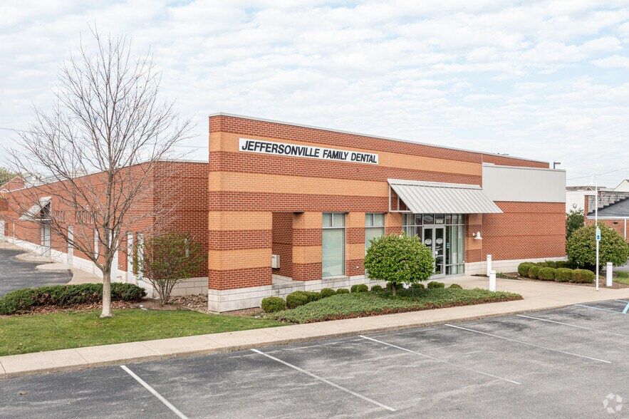 More Photos Of 900 Spring St, Jeffersonville Medical For Lease
