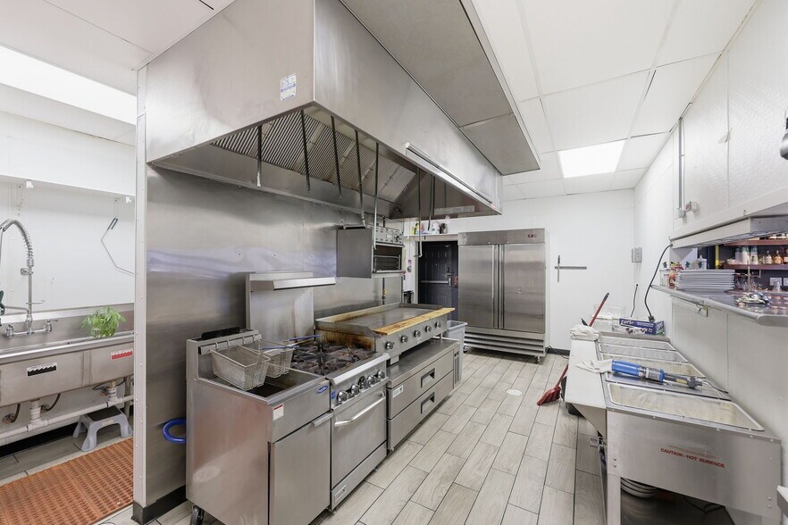 More Photos Of 9880 W Girton Ave, Lakewood Restaurant For Sale
