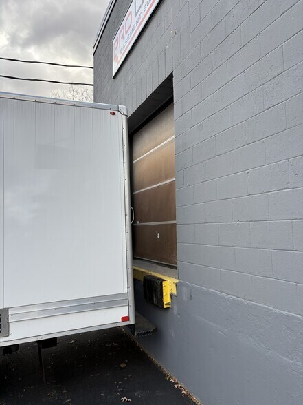 More Photos Of 1000 E Industrial Park Dr, Manchester Service For Lease