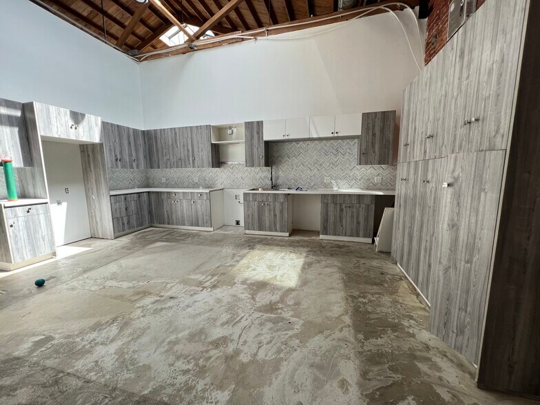 More Photos Of 1228 S Flower St, Los Angeles Light Manufacturing For Lease