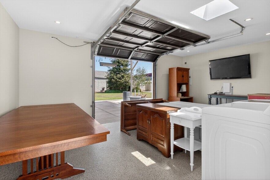 More Photos Of 17066 Palmdale Ln, Huntington Beach Contractor Storage Yard For Sale