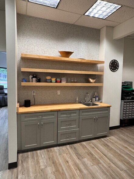 More Photos Of 2851 Charlevoix Dr SE, Grand Rapids Office For Lease