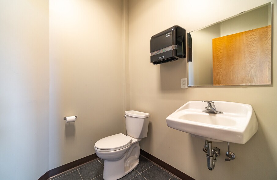 More Photos Of 30 Country Squire Dr, Cromwell Medical For Sale