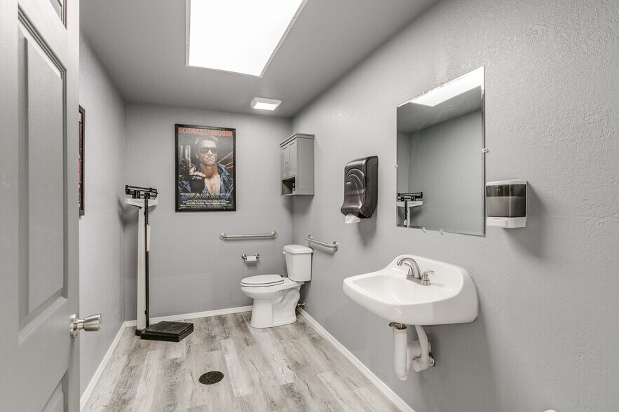 More Photos Of 1725 NE 16th St, Newcastle Warehouse For Sale