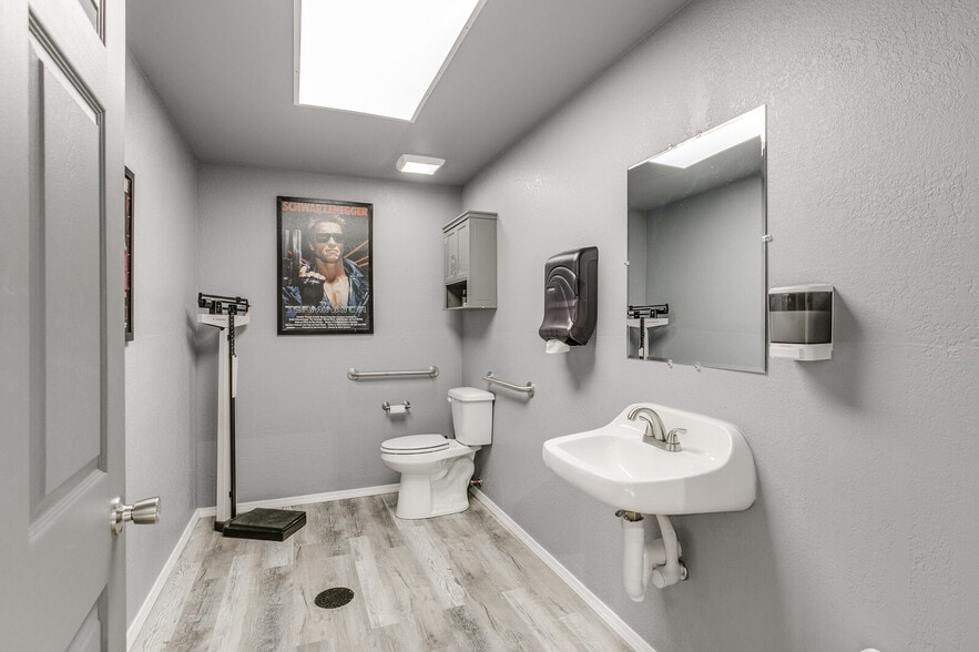 More Photos Of 1725 NE 16th St, Newcastle Warehouse For Sale