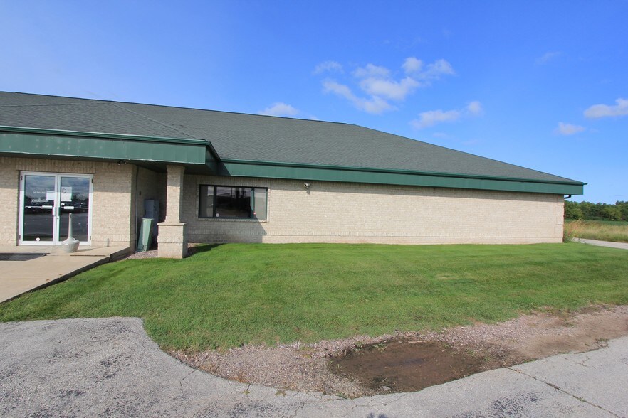 More Photos Of 1358 Mid Valley Dr, De Pere Freestanding For Lease