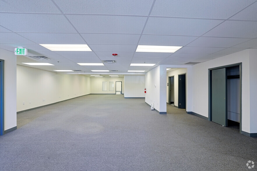 More Photos Of 2-100 Tower Office Park, Woburn Showroom For Lease