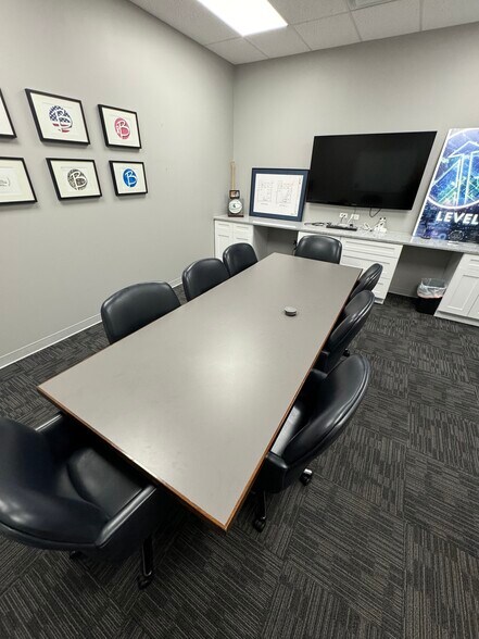 More Photos Of 18521 Spring Creek Dr, Tinley Park Light Distribution For Lease