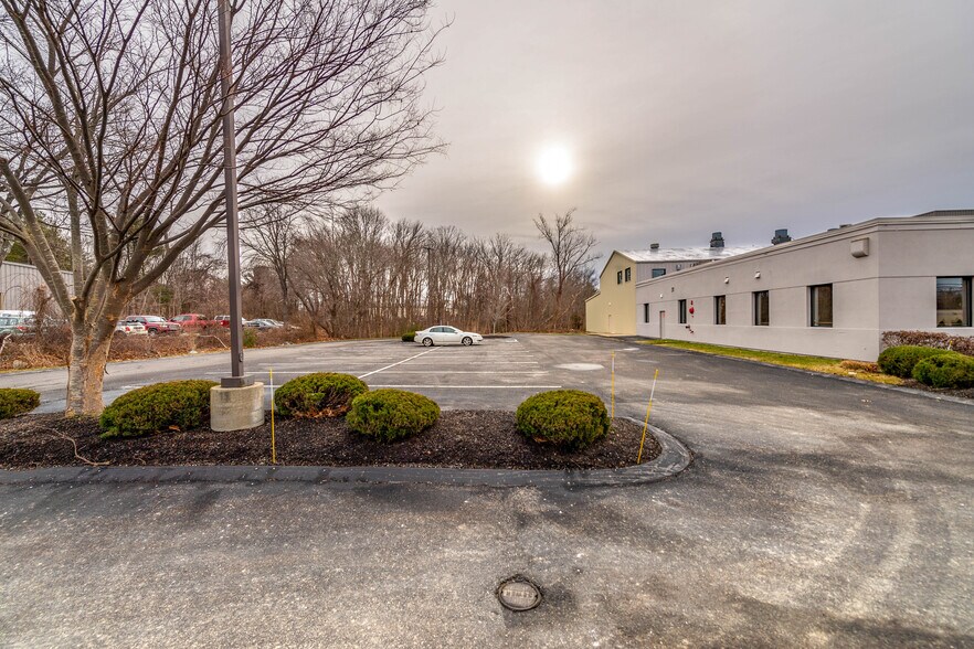 More Photos Of 128-148 Bartlett St, Marlborough Warehouse For Lease