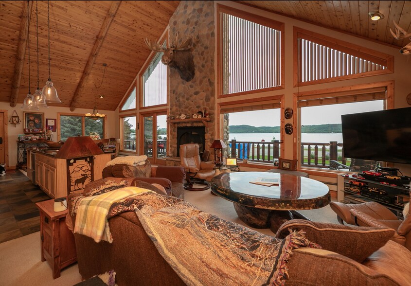 More Photos Of 1127 N Lakeshore Dr, Lake City Hotel For Sale