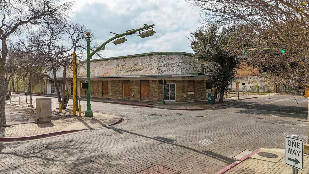 More Photos Of 620 San Agustin Ave, Laredo Storefront Retail Office For Sale